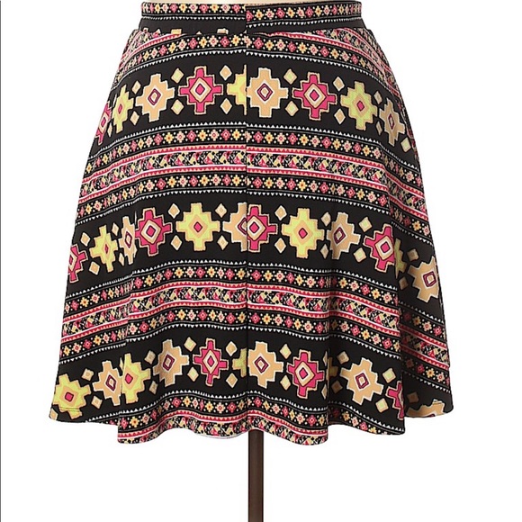 3/$30 Lucie Lu tribal print skirt size 1x - Picture 2 of 2